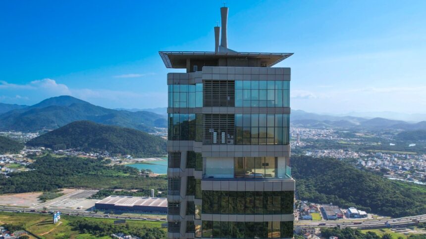 Cobertura mais alta da América Latina está à venda por R$ 125 milhões em Balneário Camboriú