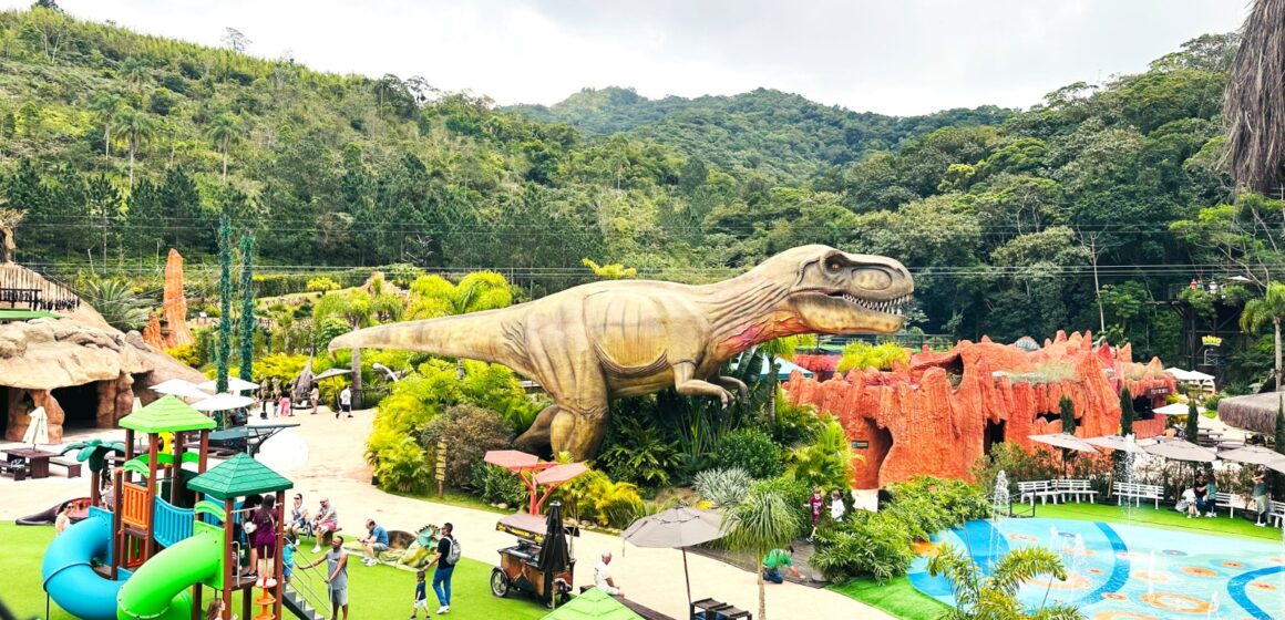Maior parque de dinossauros do Brasil completa dois anos