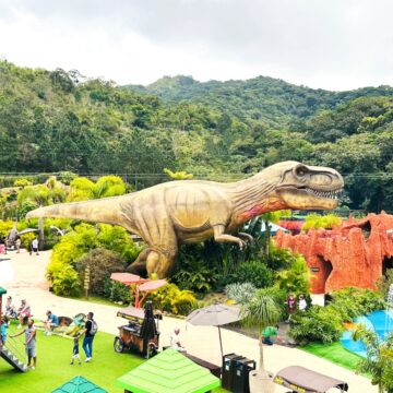 Maior parque de dinossauros do Brasil completa dois anos