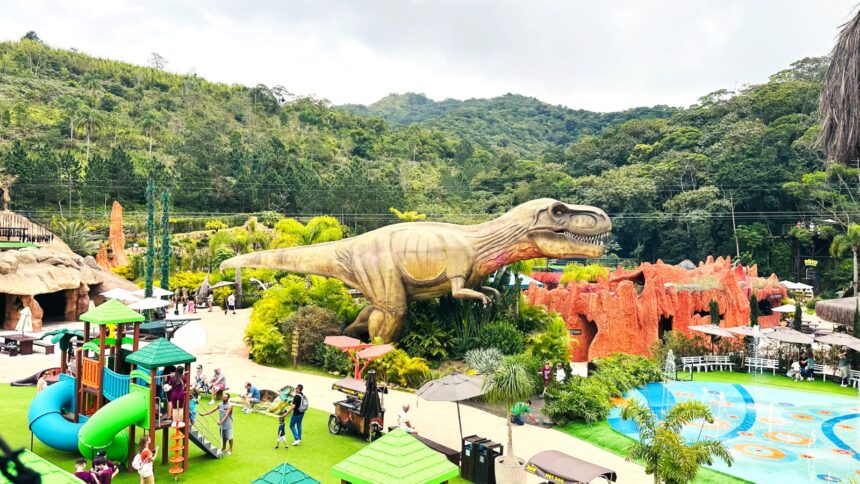 Maior parque de dinossauros do Brasil completa dois anos