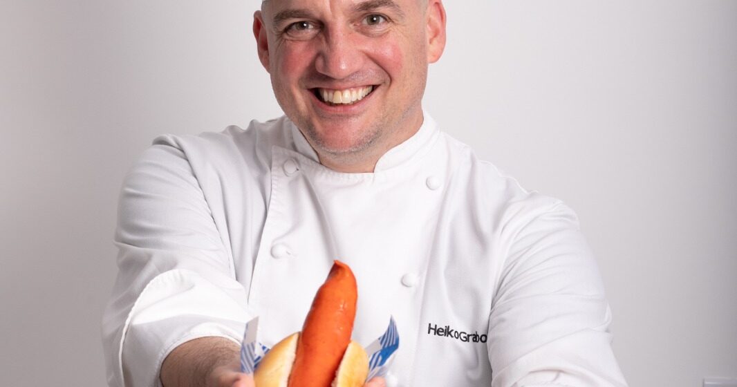 Chef alemão traz à Oktoberfest Blumenau a tradição da autêntica Bratwurst