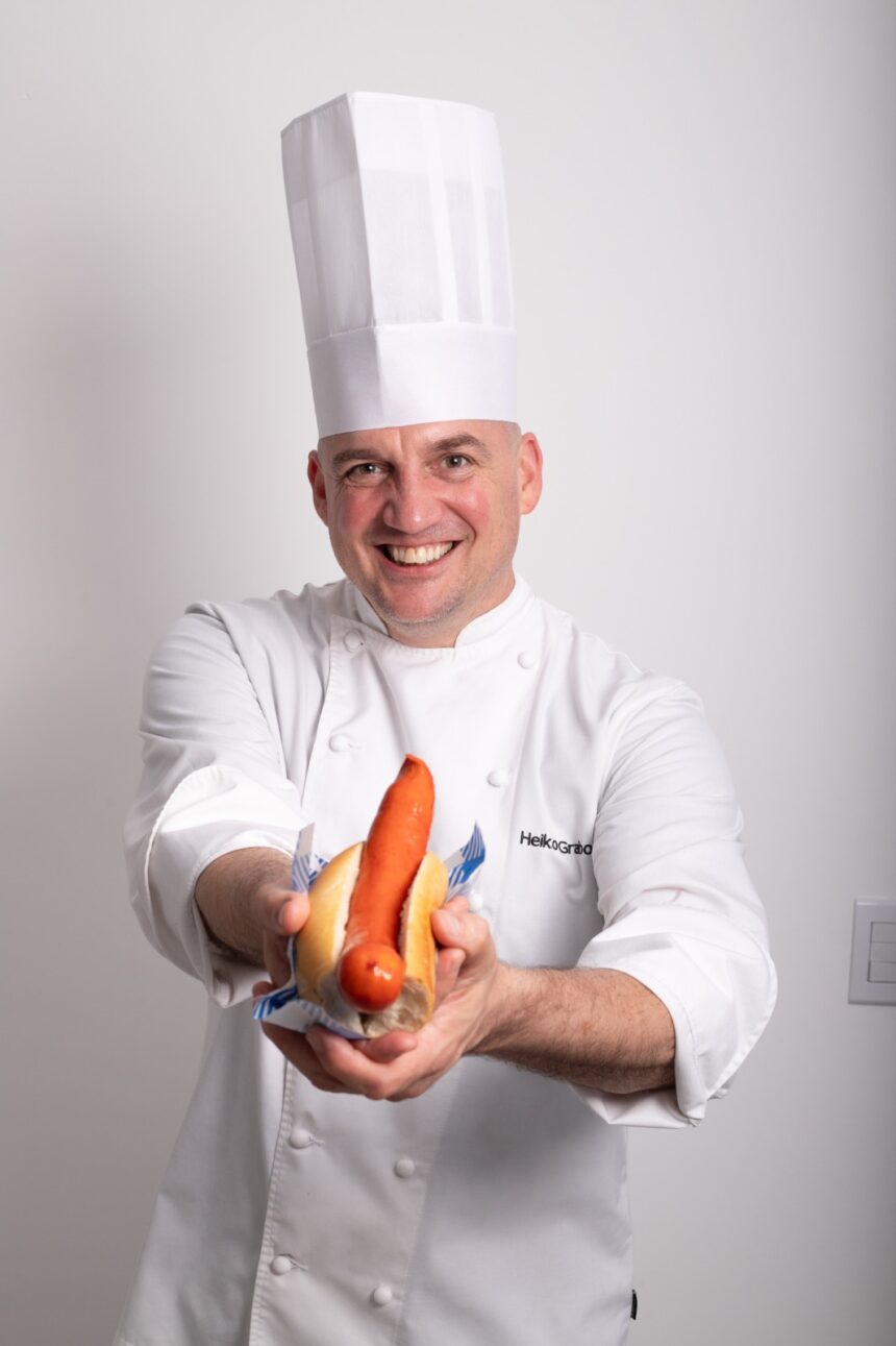 Chef alemão traz à Oktoberfest Blumenau a tradição da autêntica Bratwurst