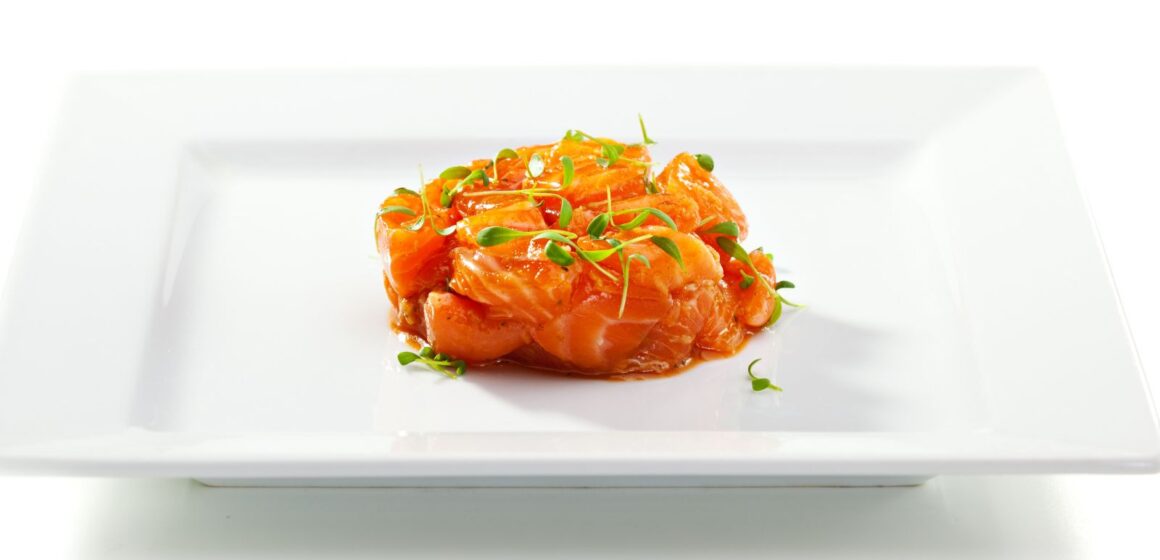 Chef Andreia Santos cria Tartar de Salmão inspirado na primavera
