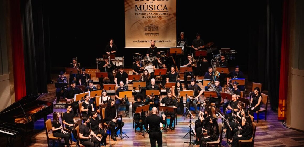 Concerto comemora 10 anos da Banda Filarmônica e do Grupo de Cordas da Escola de Música Carlos Gomes