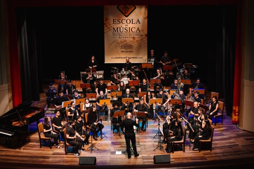 Concerto comemora 10 anos da Banda Filarmônica e do Grupo de Cordas da Escola de Música Carlos Gomes