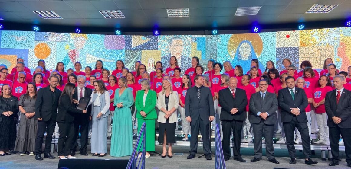 Maior prêmio de educação de SC homenageia 37 profissionais e lança selo inédito