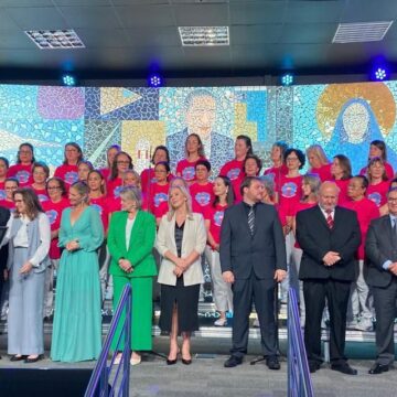 Maior prêmio de educação de SC homenageia 37 profissionais e lança selo inédito