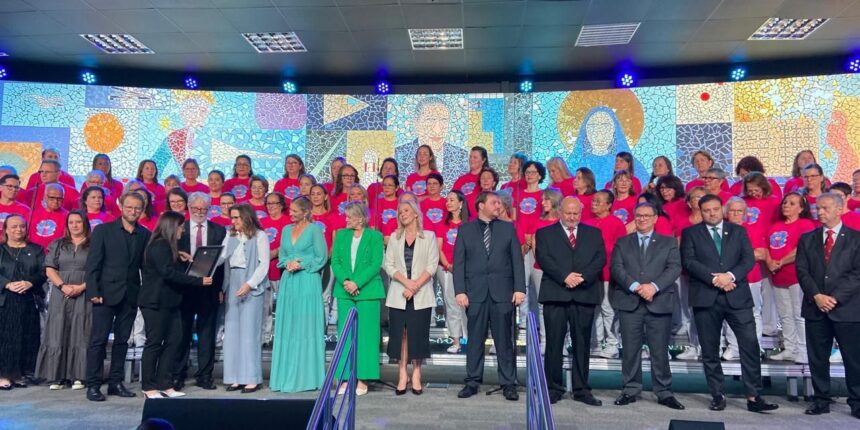 Maior prêmio de educação de SC homenageia 37 profissionais e lança selo inédito