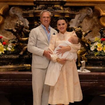 Advogada gasparense Romana Censi e marido batizam filho no Vaticano