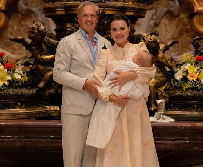 Advogada gasparense Romana Censi e marido batizam filho no Vaticano