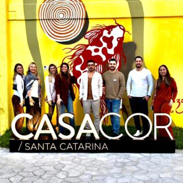 Revelo leva convidadas para visita guiada a CASACOR SC