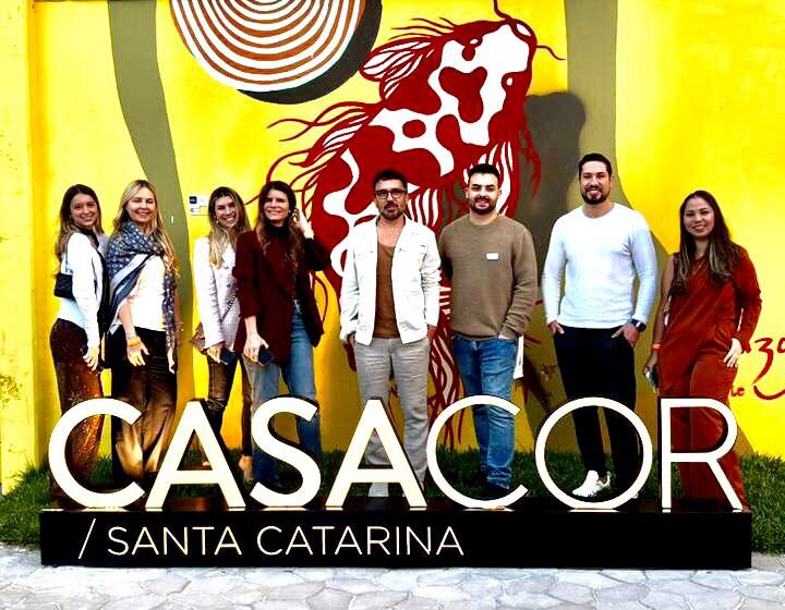 Revelo leva convidadas para visita guiada a CASACOR SC