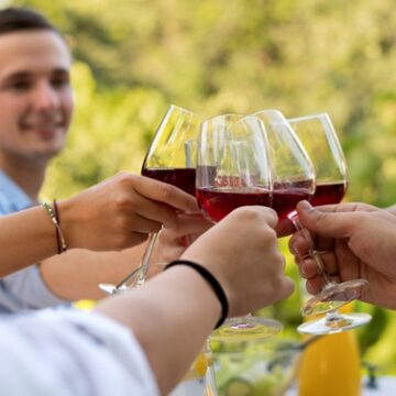 Conheça a vinícola argentina onde você entra no tanque e leva seu próprio blend para casa