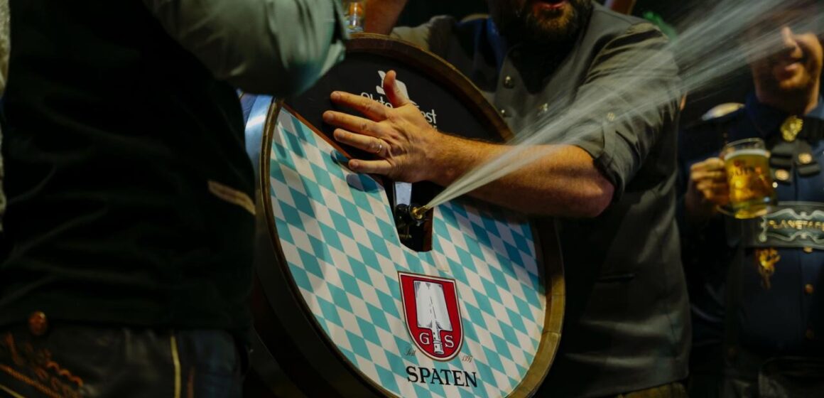 Sangria do barril de Spaten marca a abertura da 40ª Oktoberfest de Blumenau