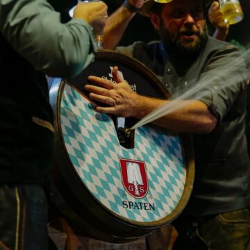 Sangria do barril de Spaten marca a abertura da 40ª Oktoberfest de Blumenau