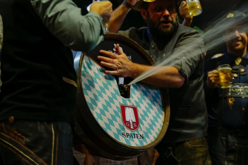 Sangria do barril de Spaten marca a abertura da 40ª Oktoberfest de Blumenau