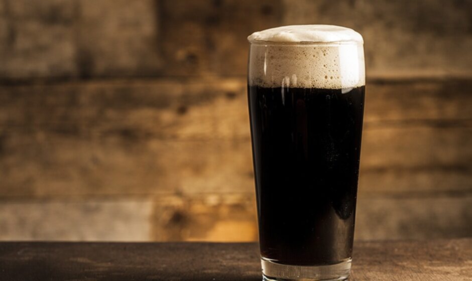 Doppelbock: A Tradição Alemã Que Ganha Sabor Catarinense na Oktoberfest 2025