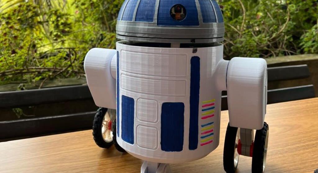 Estudantes de Jaraguá do Sul (SC) criam robô que detecta problemas relacionados à saúde mental de trabalhadores