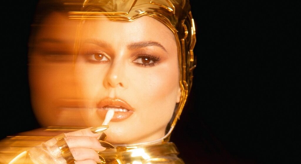 Flávia Montebeller marca presença no Baile de Halloween da Sephora com performance futurista