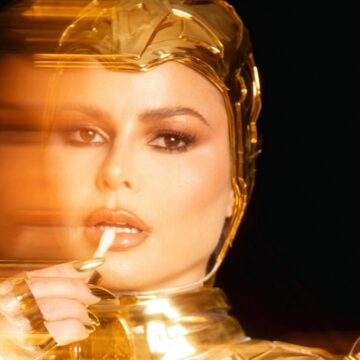 Flávia Montebeller marca presença no Baile de Halloween da Sephora com performance futurista