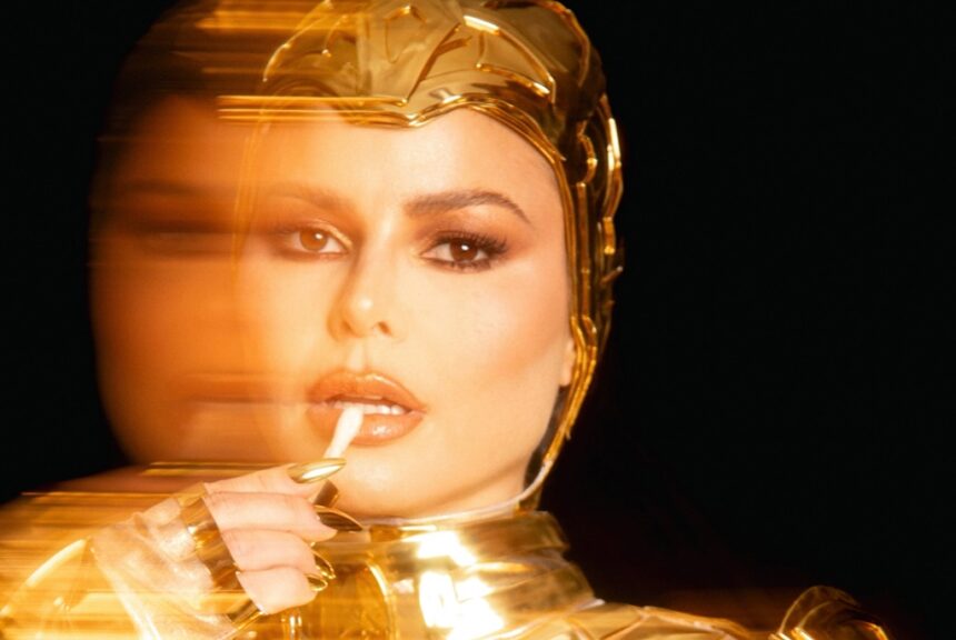 Flávia Montebeller marca presença no Baile de Halloween da Sephora com performance futurista