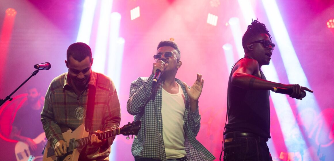 Camarote Spaten recebe Os Garotin no primeiro sábado da Oktoberfest de Blumenau