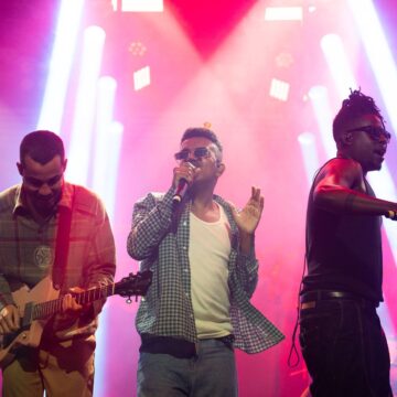 Camarote Spaten recebe Os Garotin no primeiro sábado da Oktoberfest de Blumenau