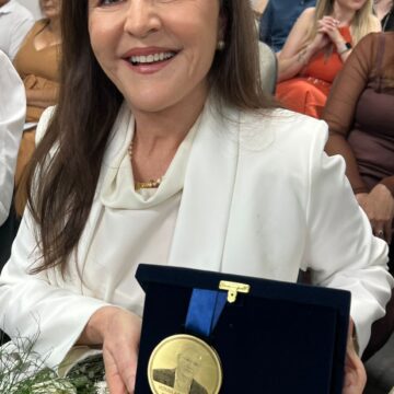 Dra. Nádia De Marco Sandrin recebe homenagem na Cãmara de Vereadores de Chapecó