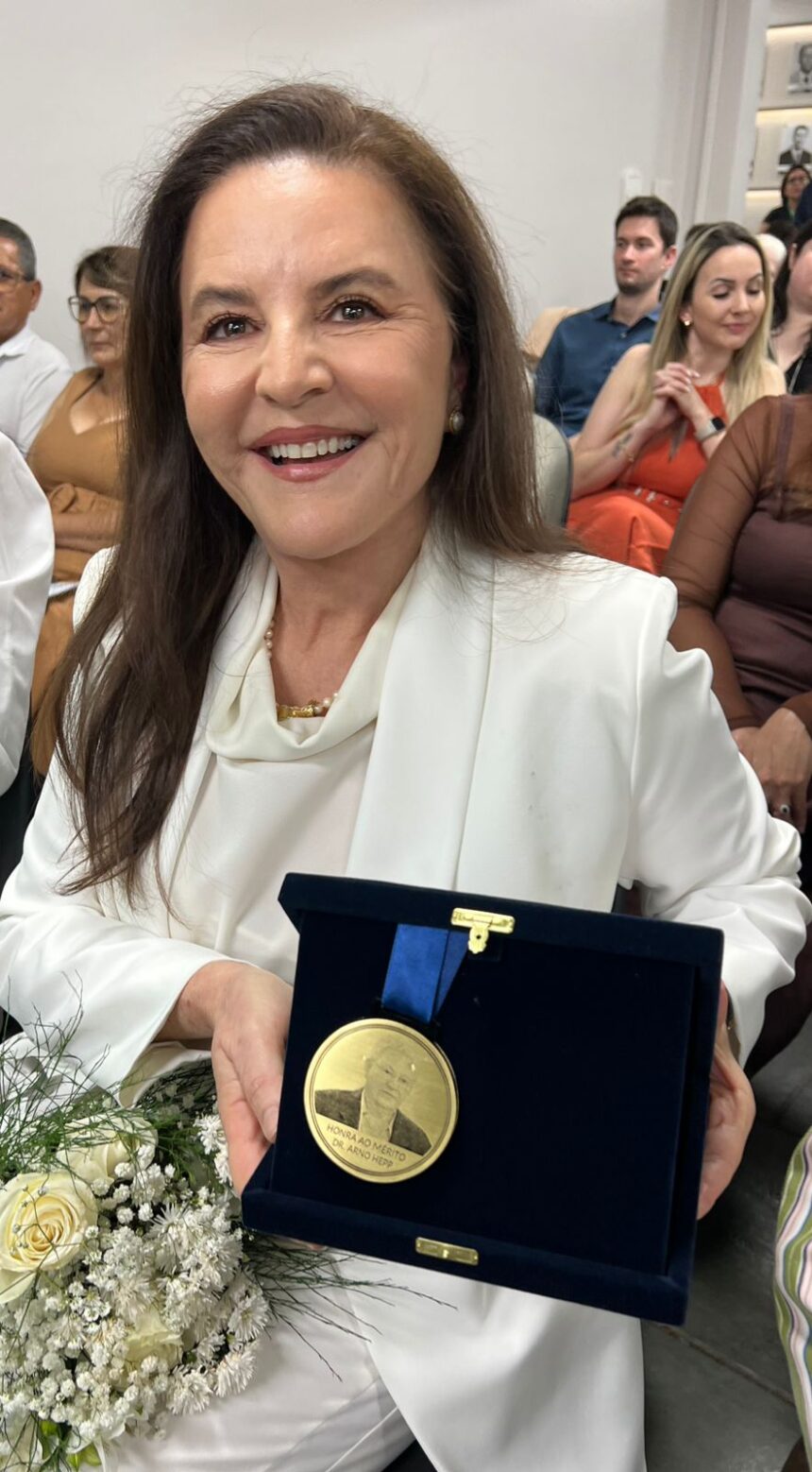 Dra. Nádia De Marco Sandrin recebe homenagem na Cãmara de Vereadores de Chapecó