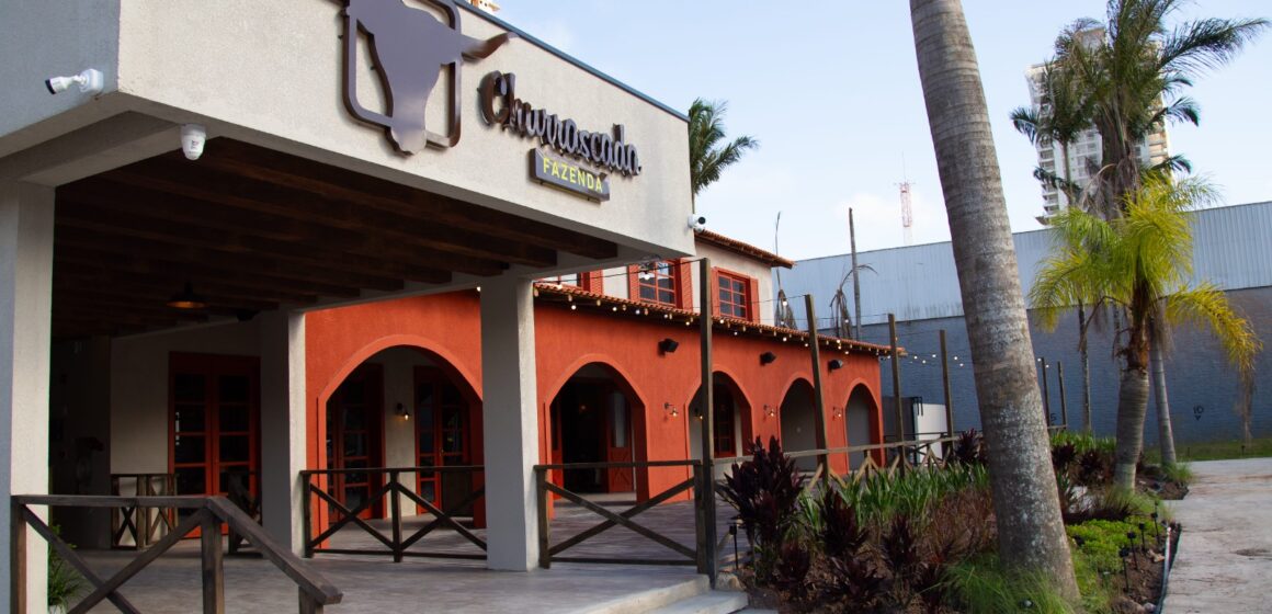 Da brasa ao pôr do sol: Fazenda Churrascada inaugura unidade na Praia Brava