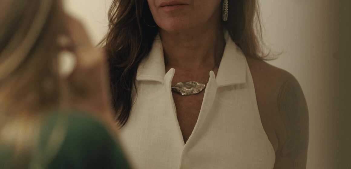 Artista plástica apresenta sua arte ao vivo, em BC