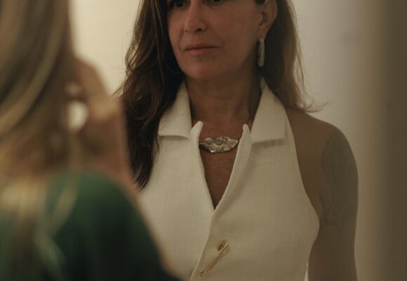 Artista plástica apresenta sua arte ao vivo, em BC