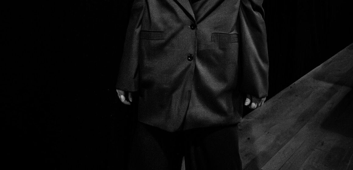 “A Mulher Invisível” – Espetáculo questiona o etarismo na maturidade feminina