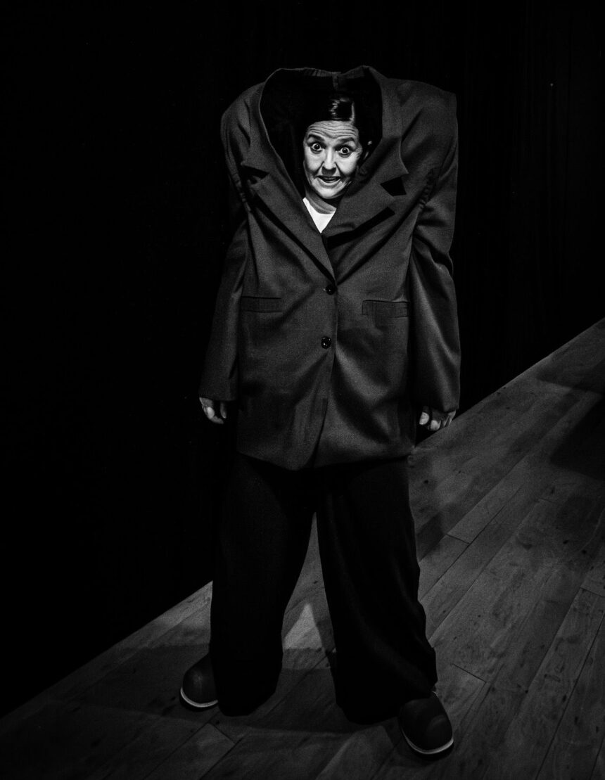 “A Mulher Invisível” – Espetáculo questiona o etarismo na maturidade feminina