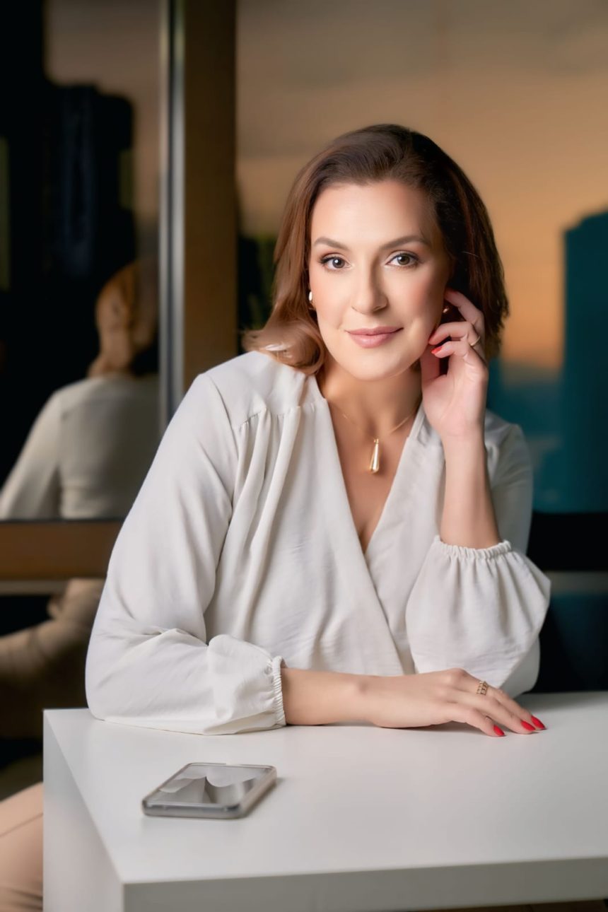 STELA MANSUR REAFIRMA SUA AUTORIDADE E VIVE NOVO MOMENTO NA BELEZA