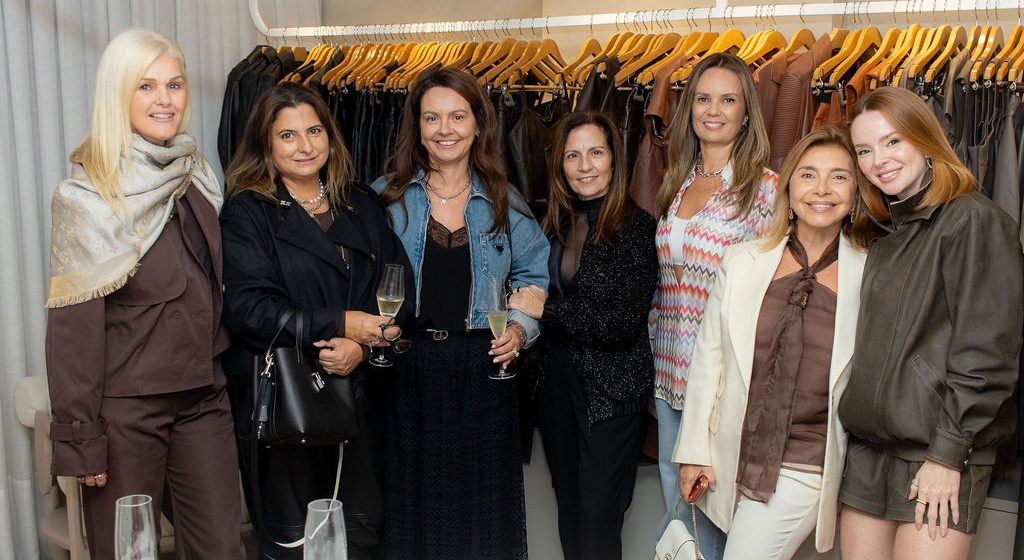 Desfile homenageia mães em BC