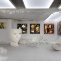 Matheus Vieira Rodrigues e Camilla Barcelos estreiam na CASACOR/SC provocando emoções entre arquitetura e arte em um ambiente branco monocromático