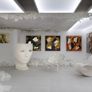 Matheus Vieira Rodrigues e Camilla Barcelos estreiam na CASACOR/SC provocando emoções entre arquitetura e arte em um ambiente branco monocromático
