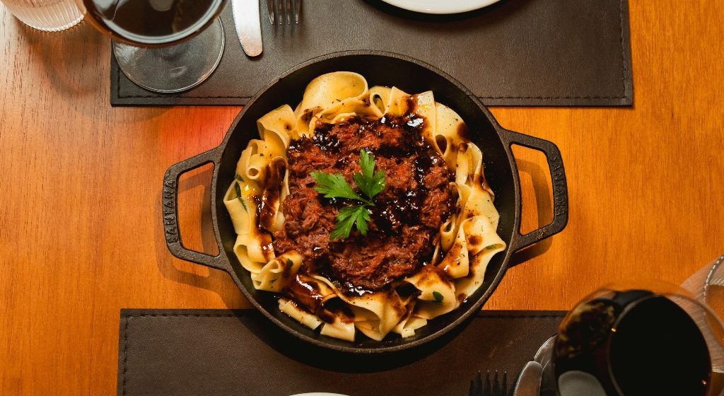 Menu harmonizado e vinho personalizável para o casal: Vino! celebra Dia dos Namorados em Balneário Camboriú