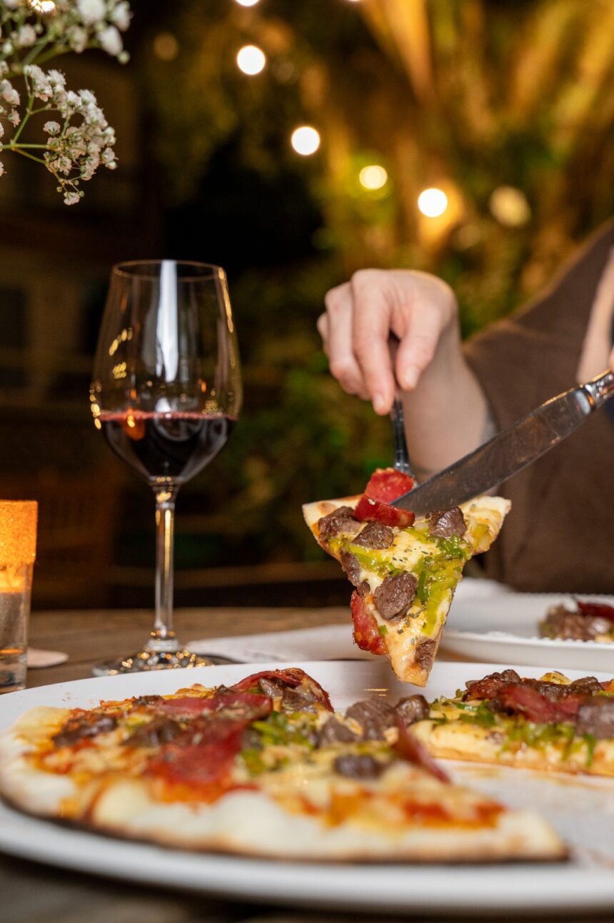 Noite da Pizza reúne gastronomia, música ao vivo e sofisticação na Pousada Estaleiro Guest House