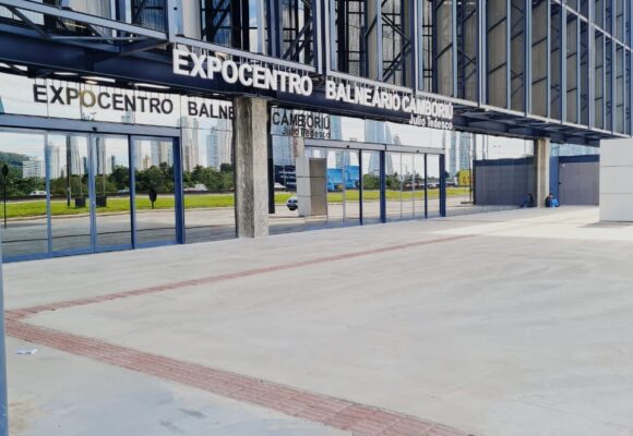 Expocentro entrega à prefeita de Balneário Camboriú troféu que simboliza 1 milhão de visitantes em quatro anos