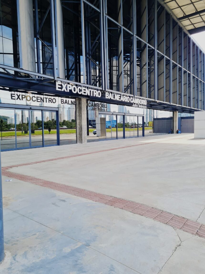 Expocentro entrega à prefeita de Balneário Camboriú troféu que simboliza 1 milhão de visitantes em quatro anos