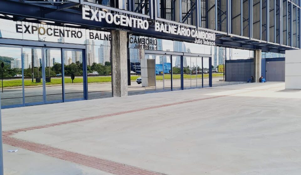 Expocentro entrega à prefeita de Balneário Camboriú troféu que simboliza 1 milhão de visitantes em quatro anos